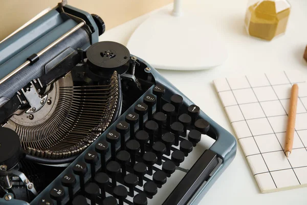 Máquina Escrever Vintage Com Lâmpada Caderno Ampulheta Mesa Perto Parede — Fotografia de Stock