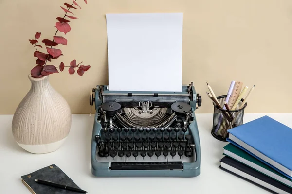Vintage Schreibmaschine Mit Büchern Bleistifthalter Und Vase Aus Zweigen Auf — Stockfoto