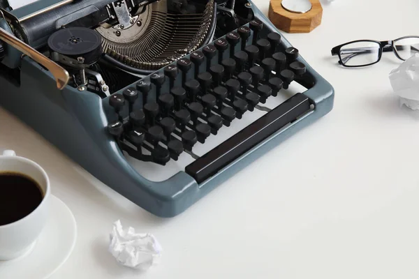 Vintage Schrijfmachine Met Kopje Koffie Verfrommeld Papier Bril Witte Achtergrond — Stockfoto