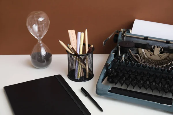 Máquina Escrever Vintage Com Suporte Lápis Ampulheta Caderno Mesa Branca — Fotografia de Stock