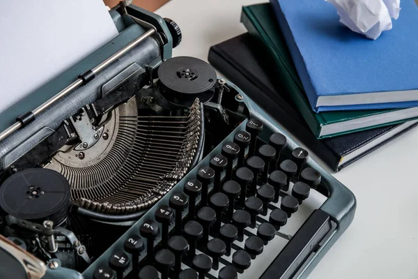 Vintage Schreibmaschine Mit Büchern Und Zerknittertem Papier Auf Weißem Tisch — Stockfoto