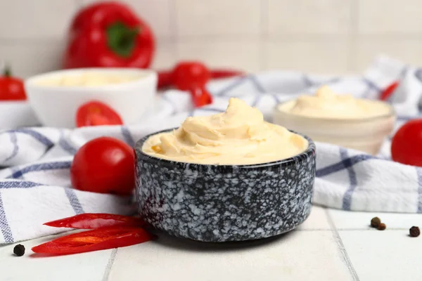 白いタイルの背景においしいクリームチーズのボウル — ストック写真