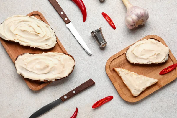 Planches Bois Sandwichs Savoureux Pain Grillé Fromage Crème Sur Fond — Photo