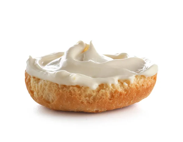 白い背景にクリームチーズとおいしいクルトン — ストック写真