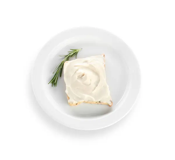 Beyaz Arka Planda Krem Peynirli Lezzetli Tost Tabağı — Stok fotoğraf