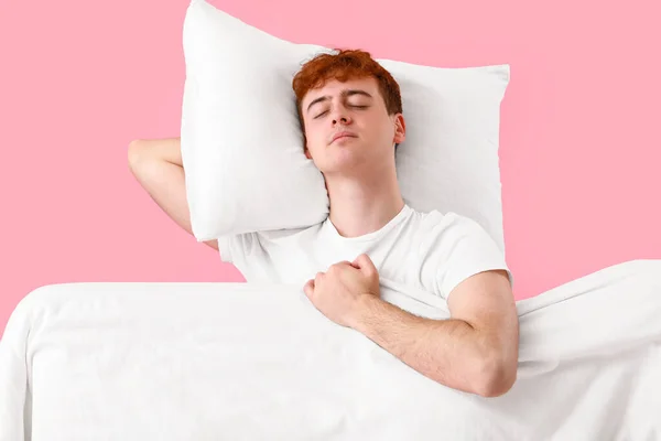 Молодий Чоловік Якою Подушкою Ковдрою Спить Рожевому Фоні — стокове фото