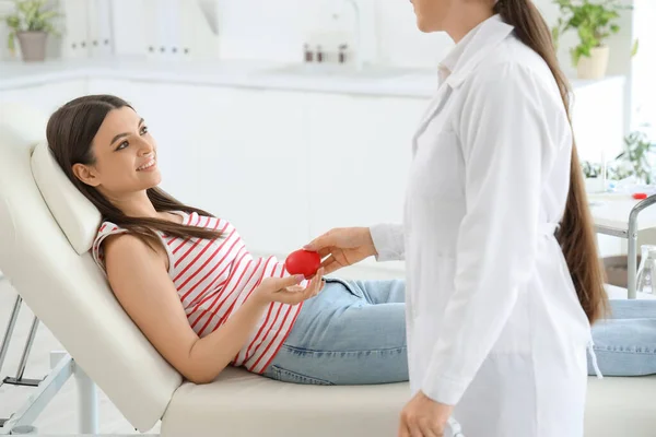 临床女性献血者从医生那里接过握球 — 图库照片