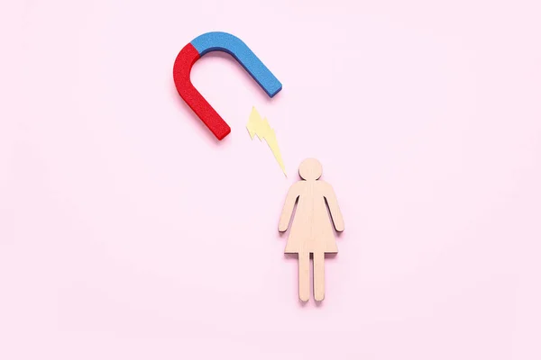 Wooden Woman Figurine Magnet Lightning Pink Background — Stock Photo, Image