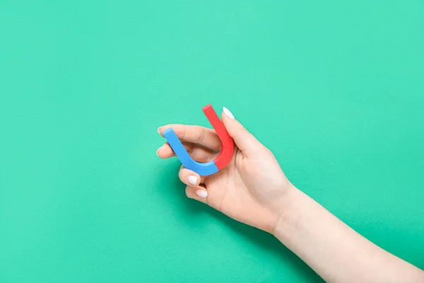 Жіноча Рука Міні Магнітом Зеленому Фоні — стокове фото
