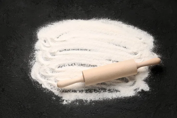 Wooden Rolling Pin Wheat Flour Grunge Black Background — Stock Photo, Image