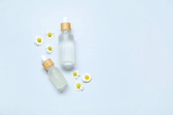 Botellas Aceite Esencial Flores Manzanilla Sobre Fondo Blanco — Foto de Stock