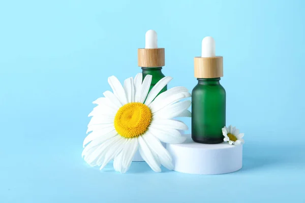 Zusammensetzung Mit Flaschen Ätherischem Und Kamillenblüten Auf Farbigem Hintergrund — Stockfoto