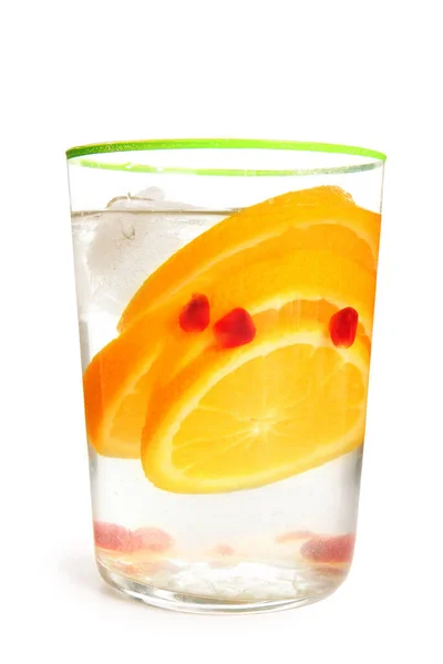 白い背景にオレンジのスライスと注入水のガラス — ストック写真