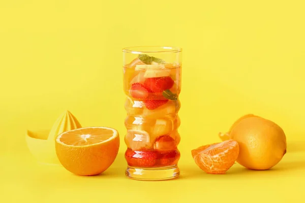Glas Geïnfundeerd Water Met Verschillende Gesneden Vruchten Gele Achtergrond — Stockfoto