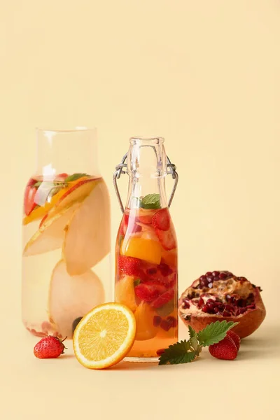 베이지 배경에 다양하게 과일을 곁들인 된물이 — 스톡 사진