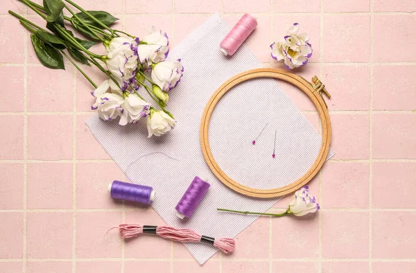 Embroidery Hoop Canvas Threads Beautiful Flowers Pink Tile Background — Stock Photo, Image