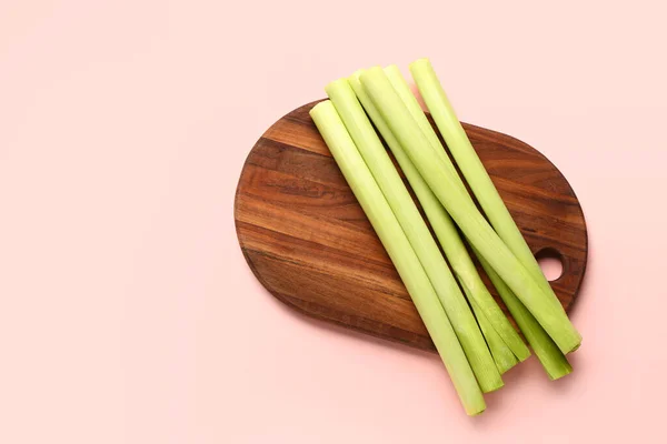 stock image Board with fresh leeks on pink background