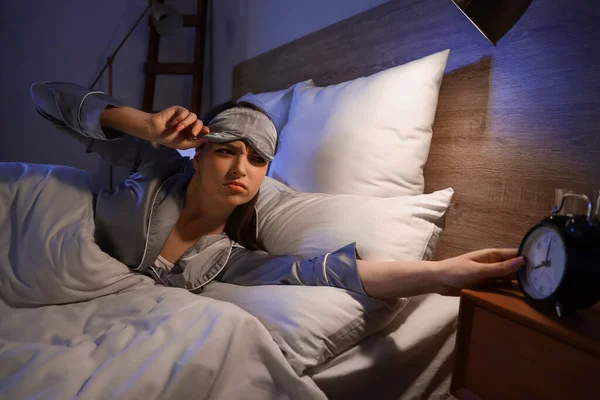 Young Woman Watching Time Bedroom Night — Stock Photo, Image