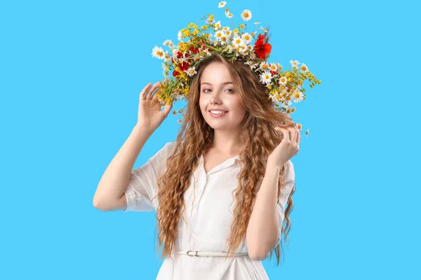 Hermosa Mujer Joven Corona Flores Sobre Fondo Azul Solsticio Verano —  Fotos de Stock