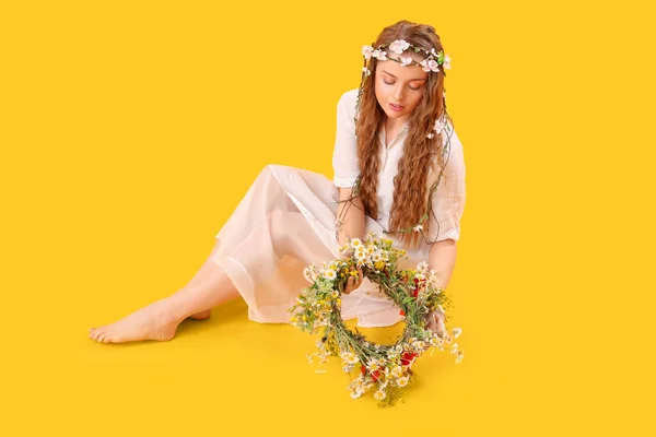 Sarı Arka Planda Çiçek Çelengi Olan Güzel Genç Bir Kadın — Stok fotoğraf