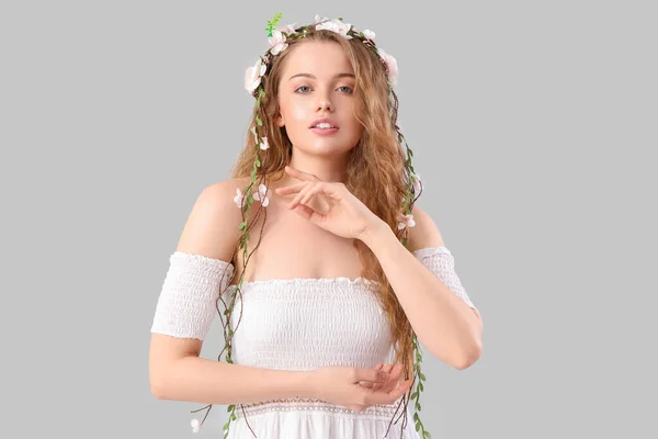 Vacker Ung Kvinna Med Blommor Håret Ljus Bakgrund Sommarsolstånd — Stockfoto