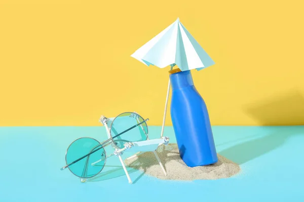 Creatieve Compositie Met Miniatuur Ligstoel Zonnebril Flesje Zonnebrandcrème Blauwe Tafel — Stockfoto