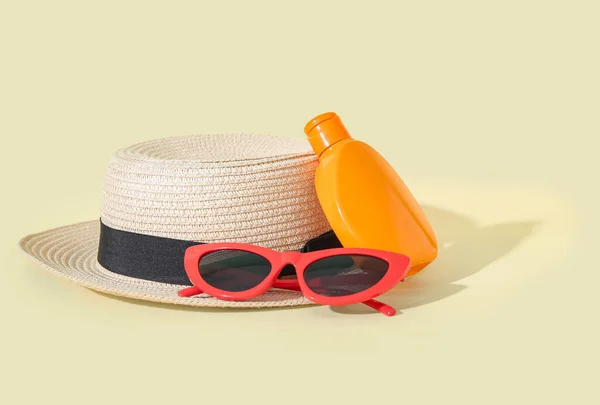 Bottle Sunscreen Cream Sunglasses Summer Hat Pale Yellow Background — Stock Photo, Image