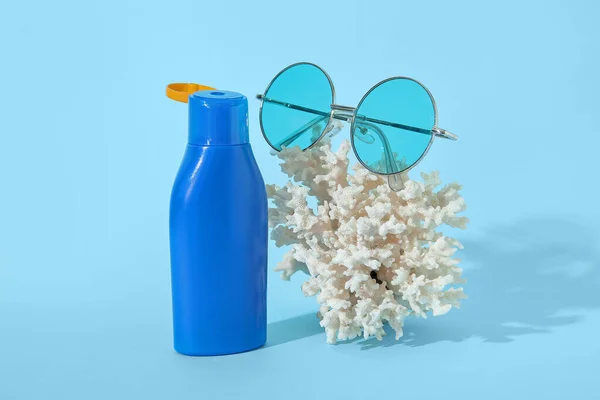 Botella Crema Protector Solar Con Gafas Sol Coral Sobre Fondo — Foto de Stock