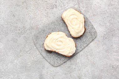 Gri arka planda krem peynirli lezzetli sandviçler.