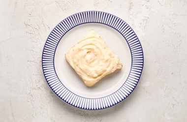 Hafif arka planda krem peynirli lezzetli tost tabağı