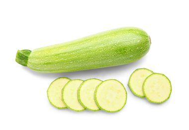 Beyaz arkaplanda taze yeşil kabak