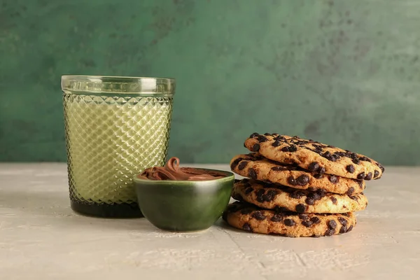 Glas Milch Mit Keksen Und Schokoladencreme Auf Weißem Grunge Tisch — Stockfoto