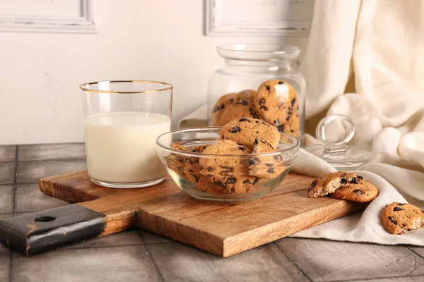 Wooden Board Cookies Cup Milk Towel Grey Tile Table — Stock Photo, Image