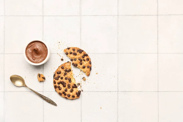 Broken Cookie Chocolate Cream Spoon White Tile Background — Stock Photo, Image