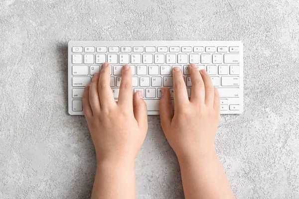 Руки Женщины Современной Компьютерной Клавиатурой Светлом Фоне — стоковое фото