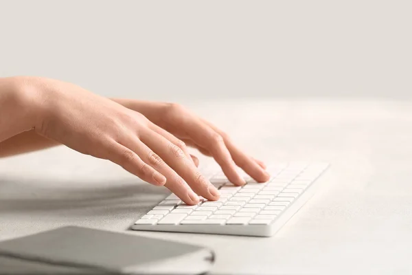 Işık Tablosunda Bilgisayar Klavyesi Kullanan Kadın Programcı Kapat — Stok fotoğraf