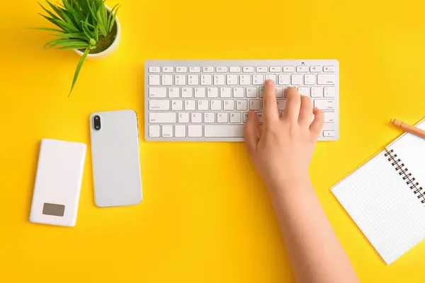 Female Programmer Using Computer Keyboard Mobile Phone Yellow Background — Stock Photo, Image