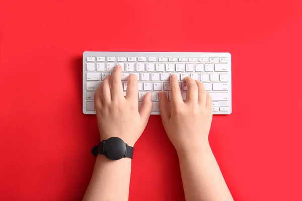 Vrouwelijke Handen Met Moderne Computer Toetsenbord Smartwatch Rode Achtergrond — Stockfoto