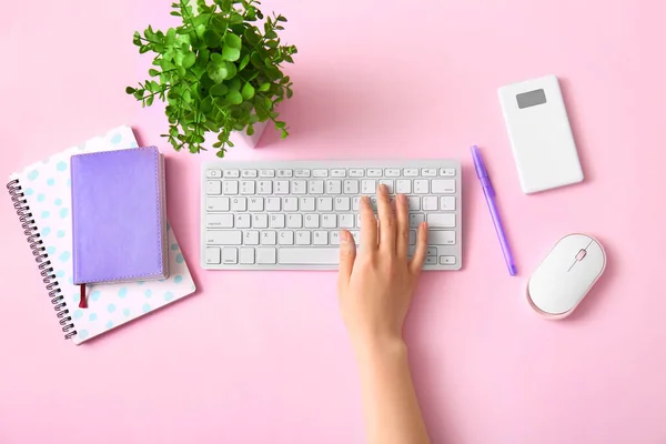 Női Programozó Számítógép Billentyűzet Egérrel Notebook Rózsaszín Háttér — Stock Fotó