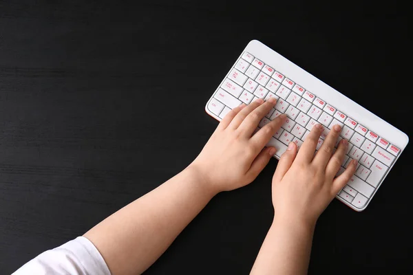 Γυναικεία Χέρια Σύγχρονο Πληκτρολόγιο Υπολογιστή Σκούρο Φόντο — Φωτογραφία Αρχείου