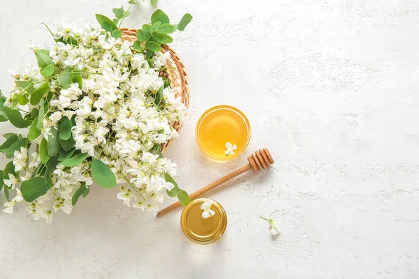 Καλάθι Λουλούδια Ακακίας Και Γλυκό Μέλι Ελαφρύ Φόντο — Φωτογραφία Αρχείου