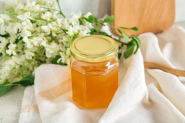 Glas Honig Mit Akazienblüten Auf Dem Tisch Nahaufnahme — Stockfoto