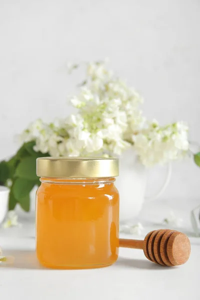 Burk Honung Med Blommor Akacia Och Dipper Ljus Bakgrund Närbild — Stockfoto