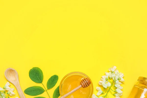 Σύνθεση Γλυκό Μέλι Και Λουλούδια Ακακίας Κίτρινο Φόντο — Φωτογραφία Αρχείου