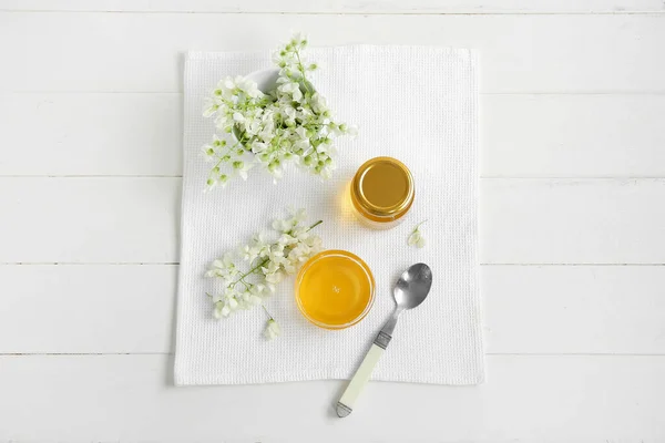 Σύνθεση Γλυκό Μέλι Και Λουλούδια Ακακακίας Ανοιχτό Ξύλινο Φόντο — Φωτογραφία Αρχείου