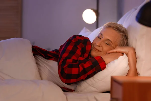 Reif Frau Schlafen Bett Bei Nacht — Stockfoto