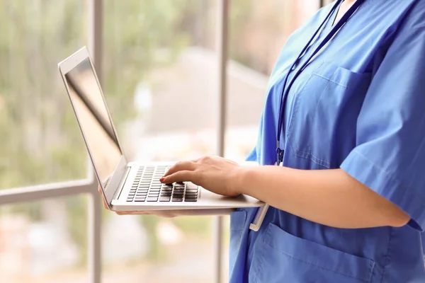 Estagiária Médica Feminina Usando Laptop Clínica Close — Fotografia de Stock