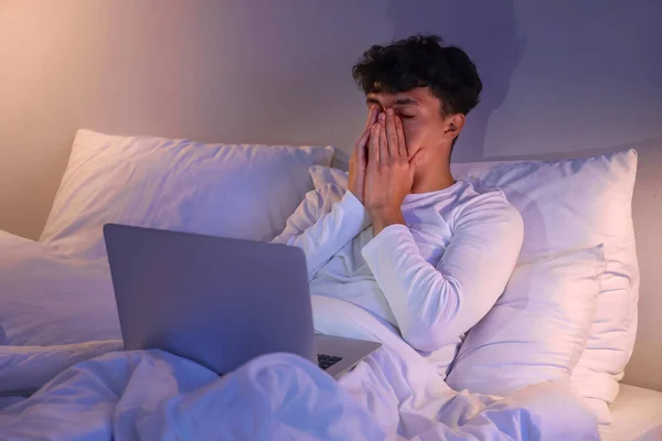 Jovem Sonolento Usando Laptop Cama Noite — Fotografia de Stock