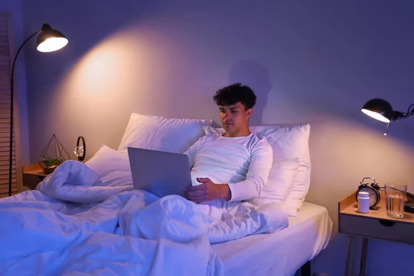 Ung Man Använder Laptop Sängen Natten — Stockfoto