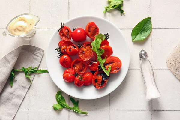 Bord Met Smakelijke Gegrilde Tomaten Arugula Witte Tegel Achtergrond — Stockfoto